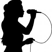 Femme qui chante dans un micro