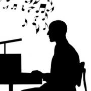 Homme qui chante au piano